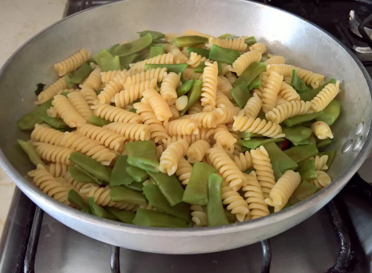 Fusilli con taccole alla marinara